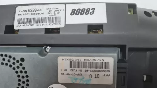 MITTE OBEN AM ARMATURENBRETT/ NAVI IN DER MITTE/ 2 RUNDE GRÜNE/